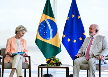 Em ligação com Ursula von der Leyen, presidente da Comissão Europeia, Lula cobrou o respeito aos termos do acordo Mercosul-União Europeia e afirmou que qualquer regulamento interno da UE deve seguir o espírito do tratado. O presidente espera concluir a assinatura ainda em 2025.