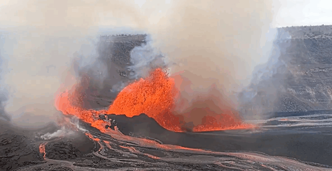 O vulcão Kilauea, no Havaí, entrou em erupção e formou um redemoinho de lava e cinzas chamado “volnado”. Serviço Geológico dos EUA (USGS) transmite imagens ao vivo da cratera Halemaʻumaʻu.