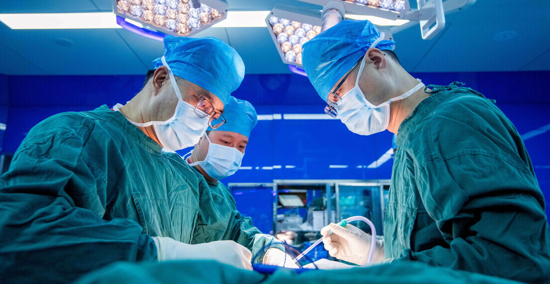 Pesquisa Datafolha mostra que 96% dos brasileiros defendem exame nacional para médicos recém-formados; aprovação aumentaria confiança no atendimento e projeto de lei já tramita no Senado.