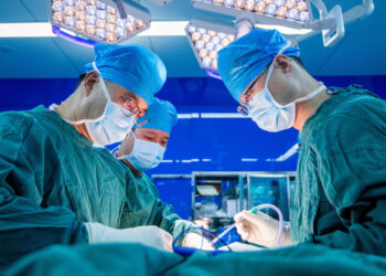 Pesquisa Datafolha mostra que 96% dos brasileiros defendem exame nacional para médicos recém-formados; aprovação aumentaria confiança no atendimento e projeto de lei já tramita no Senado.