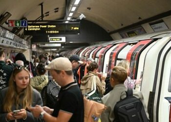 Greve no metrô de Londres paralisa a cidade nesta semana. Funcionários pedem salários mais altos e jornada de 32 horas. Paralisação segue até sexta (12), afetando milhões de passageiros.