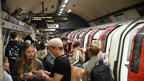 Greve no metrô de Londres paralisa a cidade nesta semana. Funcionários pedem salários mais altos e jornada de 32 horas. Paralisação segue até sexta (12), afetando milhões de passageiros.