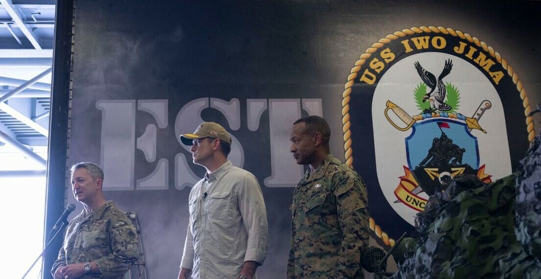 O secretário de Guerra dos EUA, Pete Hegseth, afirmou que a missão no Caribe "não é treinamento", mas operação real contra o narcotráfico. Venezuela reage e denuncia tentativa de interferência estrangeira.