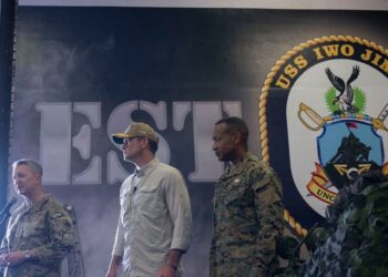 O secretário de Guerra dos EUA, Pete Hegseth, afirmou que a missão no Caribe "não é treinamento", mas operação real contra o narcotráfico. Venezuela reage e denuncia tentativa de interferência estrangeira.