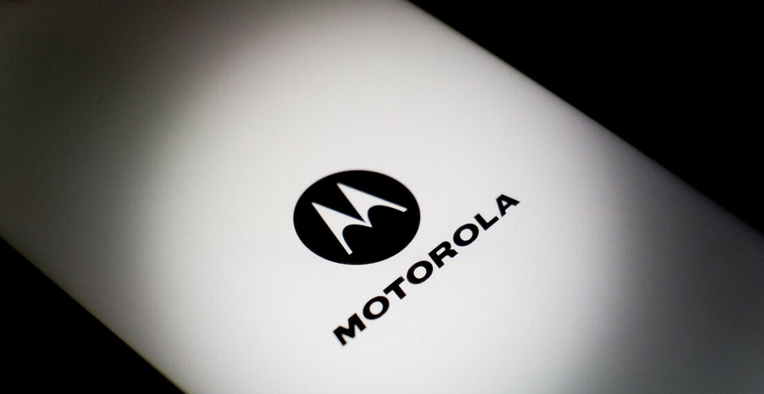 Mercado de celulares no Brasil mostra recuperação em 2025, com faturamento subindo 8% e consumidores optando por modelos mais caros e tecnológicos, segundo Motorola.