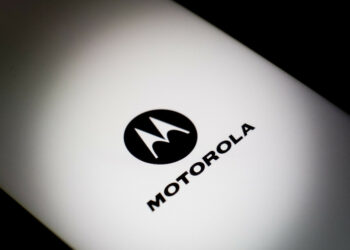Mercado de celulares no Brasil mostra recuperação em 2025, com faturamento subindo 8% e consumidores optando por modelos mais caros e tecnológicos, segundo Motorola.