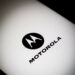Mercado de celulares no Brasil mostra recuperação em 2025, com faturamento subindo 8% e consumidores optando por modelos mais caros e tecnológicos, segundo Motorola.