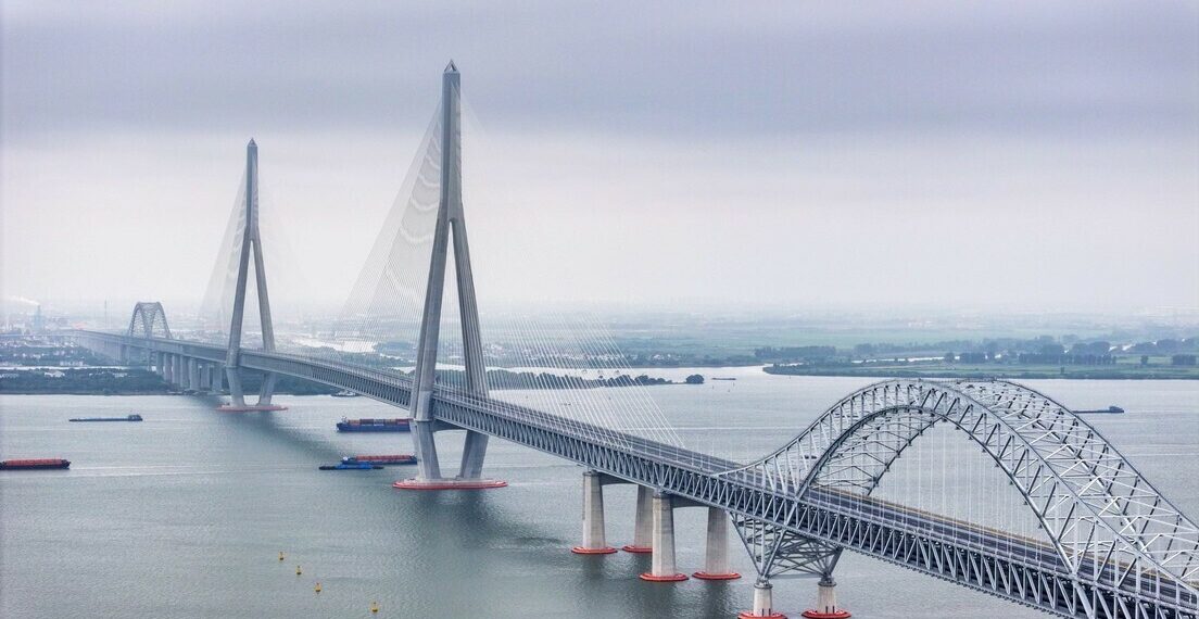 China inaugura a Ponte Changtai, a maior ponte estaiada do mundo, com 10,3 km de extensão e múltiplos recordes de engenharia. Estrutura liga Changzhou a Taizhou, na província de Jiangsu.