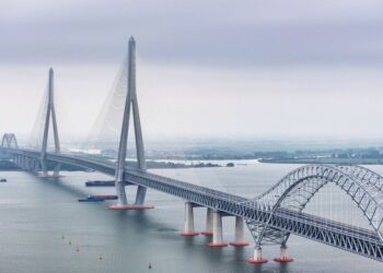 China inaugura a Ponte Changtai, a maior ponte estaiada do mundo, com 10,3 km de extensão e múltiplos recordes de engenharia. Estrutura liga Changzhou a Taizhou, na província de Jiangsu.