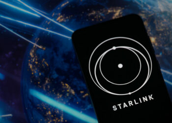 Rússia inicia implantação de sistema de satélites semelhante ao Starlink de Elon Musk. Constellação terá 1.200 satélites e promete internet rápida em qualquer região.