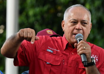 O ministro venezuelano Diosdado Cabello denunciou que operações dos EUA no Caribe ameaçam a vida de pescadores e servem para proteger máfias do narcotráfico.