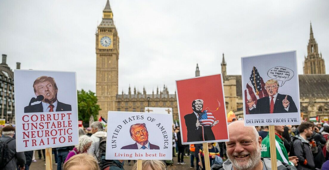 Donald Trump enfrenta protestos em Londres durante visita oficial ao Reino Unido. Mais de 5 mil pessoas se manifestaram contra o presidente dos EUA.