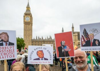 Donald Trump enfrenta protestos em Londres durante visita oficial ao Reino Unido. Mais de 5 mil pessoas se manifestaram contra o presidente dos EUA.