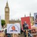 Donald Trump enfrenta protestos em Londres durante visita oficial ao Reino Unido. Mais de 5 mil pessoas se manifestaram contra o presidente dos EUA.