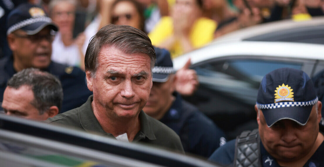 Centrão e ministros do STF articulam acordo para reduzir penas de condenados por tentativa de golpe, incluindo Jair Bolsonaro. O ex-presidente poderia cumprir prisão domiciliar por problemas de saúde, enquanto o PL pressiona por anistia total.