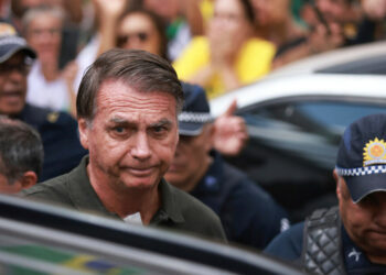 Centrão e ministros do STF articulam acordo para reduzir penas de condenados por tentativa de golpe, incluindo Jair Bolsonaro. O ex-presidente poderia cumprir prisão domiciliar por problemas de saúde, enquanto o PL pressiona por anistia total.