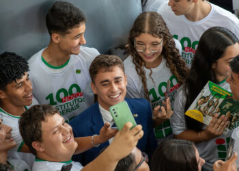 Deputados do PSOL protocolaram denúncia no Ministério Público do Trabalho contra Nikolas Ferreira e o empresário Tallis Gomes, acusando-os de perseguição política e assédio laboral por meio da campanha “DemitaExtremistas”.