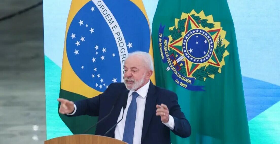 Governo reduz investimentos do PAC 2026 devido a pisos de saúde, educação e programas sociais, mas garante que obras em andamento não serão interrompidas.