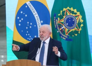 Governo reduz investimentos do PAC 2026 devido a pisos de saúde, educação e programas sociais, mas garante que obras em andamento não serão interrompidas.