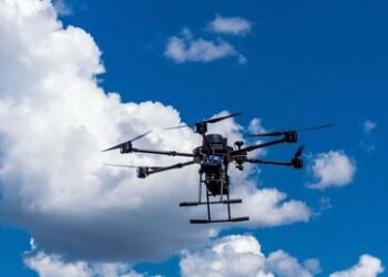 Ataque com drones ucranianos na Crimeia deixou 2 mortos e 15 feridos em área turística, segundo Moscou, que classificou a ação como ato terrorista.