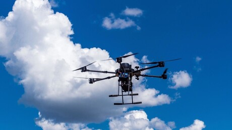Ataque com drones ucranianos na Crimeia deixou 2 mortos e 15 feridos em área turística, segundo Moscou, que classificou a ação como ato terrorista.
