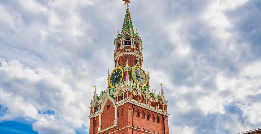 Dmitry Peskov, porta-voz do Kremlin, negou envolvimento da Rússia em incidentes com drones que fecharam os aeroportos de Copenhague e Oslo. Moscou também rebateu acusações da Estônia sobre violação de espaço aéreo.