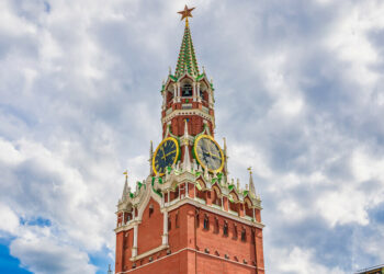 Dmitry Peskov, porta-voz do Kremlin, negou envolvimento da Rússia em incidentes com drones que fecharam os aeroportos de Copenhague e Oslo. Moscou também rebateu acusações da Estônia sobre violação de espaço aéreo.