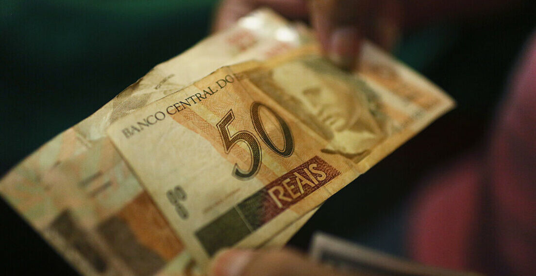 A Comissão de Assuntos Econômicos aprovou projeto que isenta do Imposto de Renda quem recebe até R$ 5 mil e cria taxação de 10% sobre grandes rendas e remessas ao exterior.