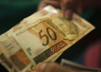 A Comissão de Assuntos Econômicos aprovou projeto que isenta do Imposto de Renda quem recebe até R$ 5 mil e cria taxação de 10% sobre grandes rendas e remessas ao exterior.