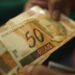 A Comissão de Assuntos Econômicos aprovou projeto que isenta do Imposto de Renda quem recebe até R$ 5 mil e cria taxação de 10% sobre grandes rendas e remessas ao exterior.