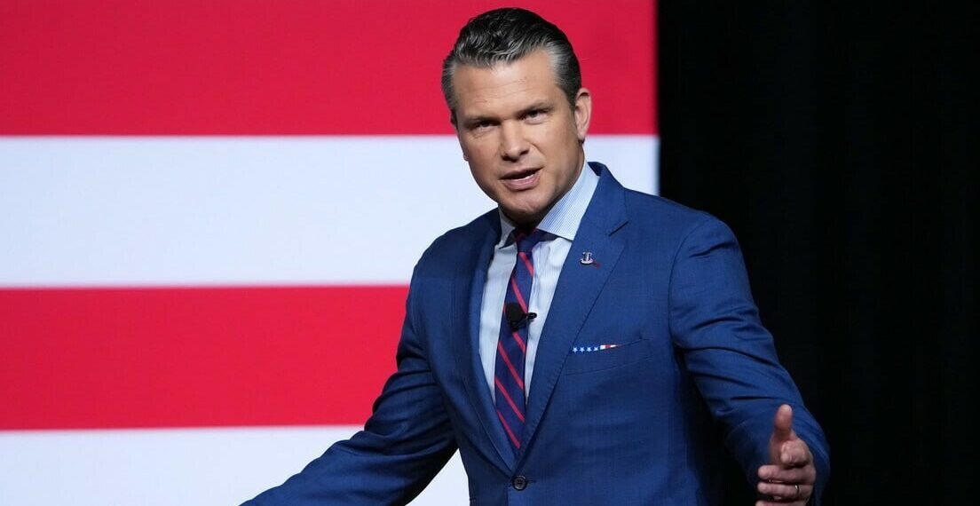 O secretário de Guerra dos EUA, Pete Hegseth, se reuniu em Quantico com oficiais militares e reforçou a força do exército americano, citando que inimigos serão esmagados caso desafiem o país.
