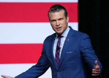 O secretário de Guerra dos EUA, Pete Hegseth, se reuniu em Quantico com oficiais militares e reforçou a força do exército americano, citando que inimigos serão esmagados caso desafiem o país.
