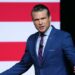 O secretário de Guerra dos EUA, Pete Hegseth, se reuniu em Quantico com oficiais militares e reforçou a força do exército americano, citando que inimigos serão esmagados caso desafiem o país.