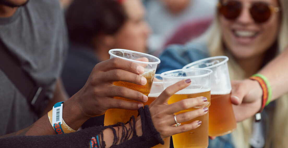 Cerveja lidera consumo global com 75,2%, mas especialistas alertam: consumo diário pode causar problemas no cérebro, digestão, sono, desidratação e doenças crônicas.