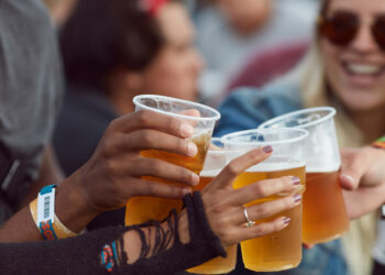 Cerveja lidera consumo global com 75,2%, mas especialistas alertam: consumo diário pode causar problemas no cérebro, digestão, sono, desidratação e doenças crônicas.