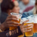 Cerveja lidera consumo global com 75,2%, mas especialistas alertam: consumo diário pode causar problemas no cérebro, digestão, sono, desidratação e doenças crônicas.