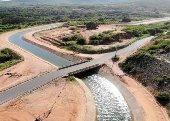 O Cinturão das Águas do Ceará (CAC) está 83% concluído e deve ser finalizado em 2025. A obra levará água do Rio São Francisco para cerca de 5 milhões de pessoas e impulsionará o desenvolvimento regional.
