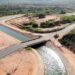 O Cinturão das Águas do Ceará (CAC) está 83% concluído e deve ser finalizado em 2025. A obra levará água do Rio São Francisco para cerca de 5 milhões de pessoas e impulsionará o desenvolvimento regional.
