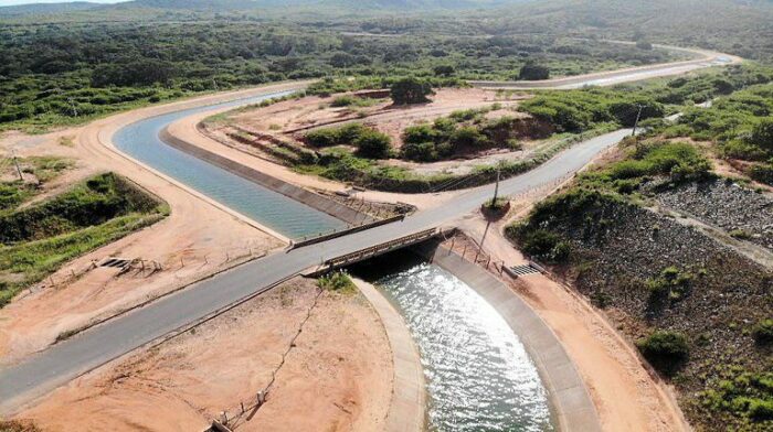 O Cinturão das Águas do Ceará (CAC) está 83% concluído e deve ser finalizado em 2025. A obra levará água do Rio São Francisco para cerca de 5 milhões de pessoas e impulsionará o desenvolvimento regional.