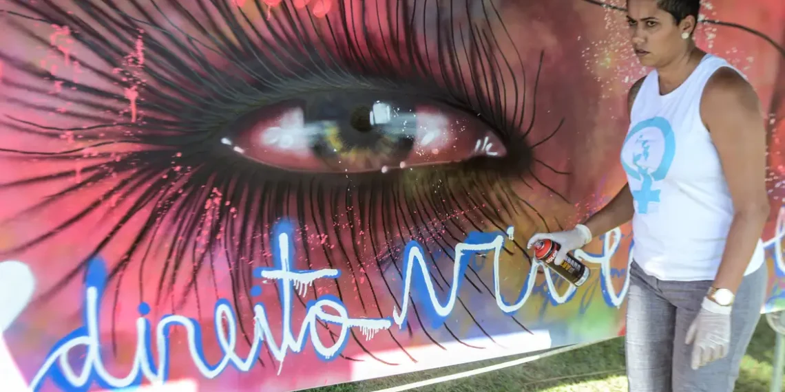 A artista Panmela Castro inaugura em Paris a exposição “Retratos Relatos: Revisitando a História”, que homenageia mulheres negras do Brasil, França e Senegal. Mostra fica em cartaz até 31 de outubro.