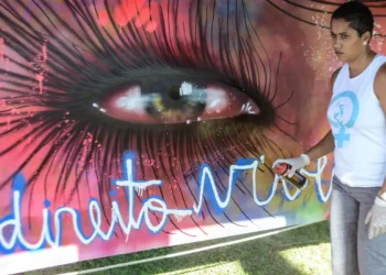 A artista Panmela Castro inaugura em Paris a exposição “Retratos Relatos: Revisitando a História”, que homenageia mulheres negras do Brasil, França e Senegal. Mostra fica em cartaz até 31 de outubro.