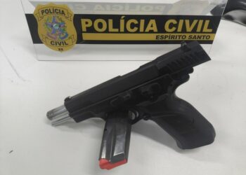 Polícia Civil do Espírito Santo prende suspeito de 20 anos pelo homicídio de Carlos Emanuel, de 17, em Guarapari. Crime envolveu disputa entre facções criminosas e arma de fogo foi apreendida.