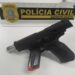 Polícia Civil do Espírito Santo prende suspeito de 20 anos pelo homicídio de Carlos Emanuel, de 17, em Guarapari. Crime envolveu disputa entre facções criminosas e arma de fogo foi apreendida.