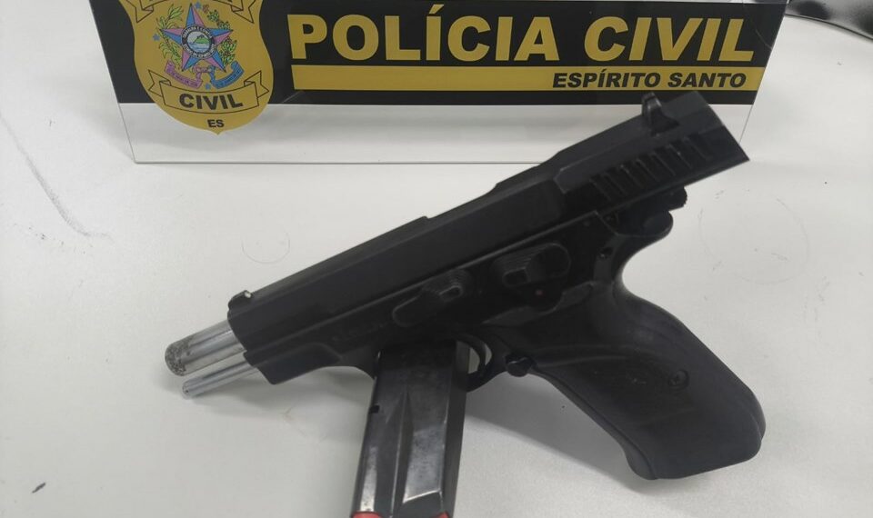 Polícia Civil do Espírito Santo prende suspeito de 20 anos pelo homicídio de Carlos Emanuel, de 17, em Guarapari. Crime envolveu disputa entre facções criminosas e arma de fogo foi apreendida.