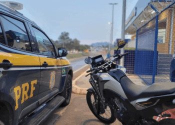 PRF recupera motocicleta clonada e SUV de luxo com registro de furto durante fiscalizações na BR-101, em Serra e Guarapari, no Espírito Santo.