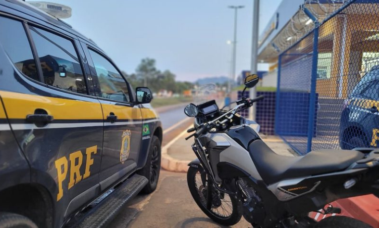 PRF recupera motocicleta clonada e SUV de luxo com registro de furto durante fiscalizações na BR-101, em Serra e Guarapari, no Espírito Santo.