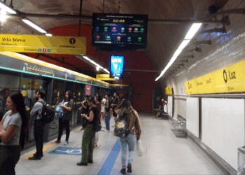 Explosão de celular gera correria na Estação da Luz, em São Paulo. Passageiros confundiram barulho com tiro e houve pânico, mas sem feridos.