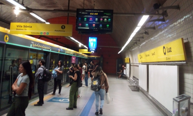 Explosão de celular gera correria na Estação da Luz, em São Paulo. Passageiros confundiram barulho com tiro e houve pânico, mas sem feridos.