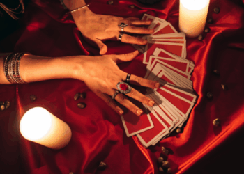 A carta da Imperatriz do Tarô traz mensagens de abundância, fertilidade e criatividade. Saiba como aplicar sua energia no amor, trabalho e vida pessoal.