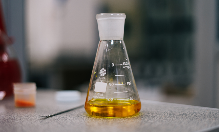 Compartilhe este conteúdo do Giro Capixaba, o melhor site de notícias do Estado do Espírito Santo. Saiba os riscos do metanol em bebidas, como identificar adulterações, principais sintomas de intoxicação e diferenças em relação ao etanol.